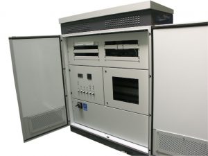 Schaltschrank aus Aluminium, geöffnet