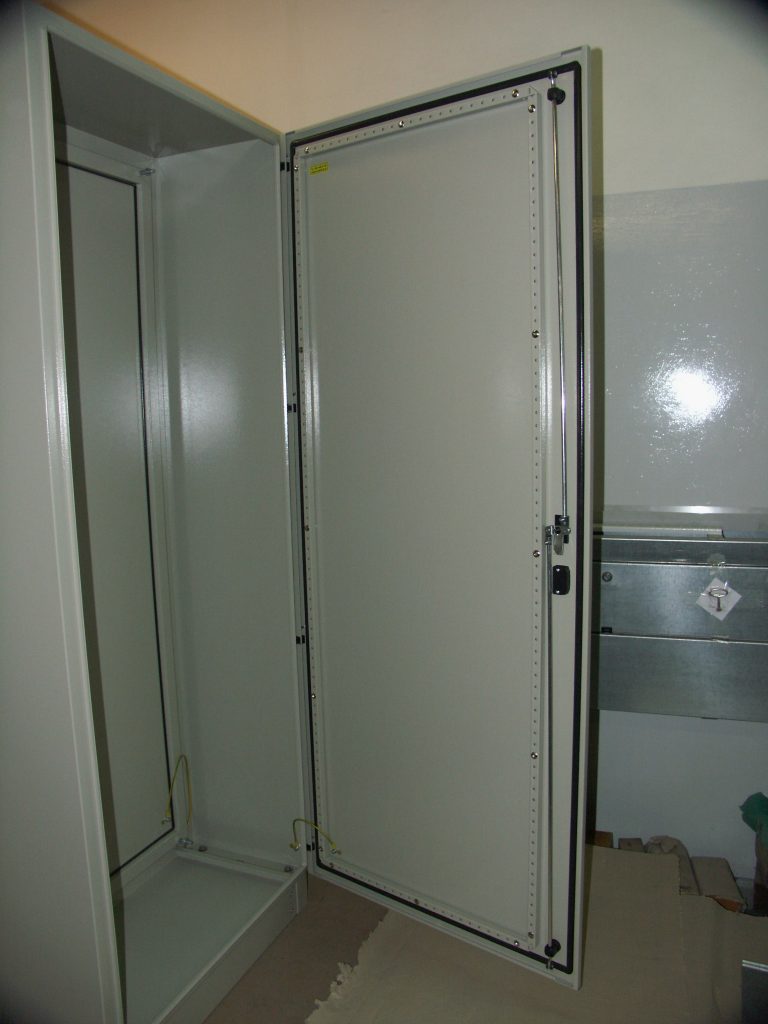 Schränke und Gehäuse, typische Ausführungen für Bau der Elektroanlagen.