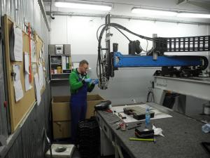 Autragsroboter für Schaumdichtung Hersteller Sonderhoff Typ LR-HE Wartungsarbeiten
