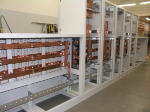 Stromverteiler mit Sammelschienen aus Kupfer im Aufbau als Schaltanlage und Steuerung