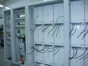 Multi-Zähleranlage mit Netzhuptanschluss, Anschlussklemmen, Sammelschienen und Leistungsschalter